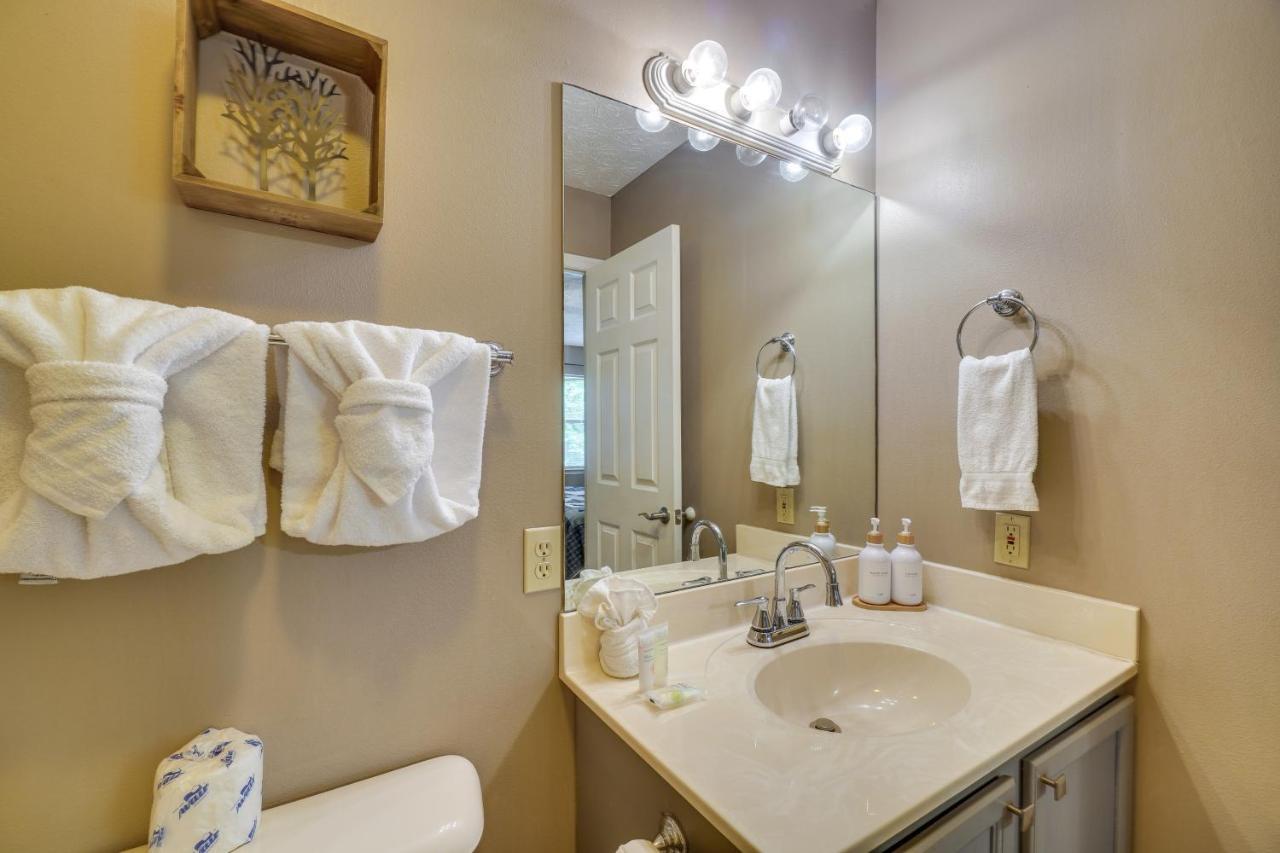 Gatlinburg Vacation Rental Balcony With Hot Tub! Екстер'єр фото