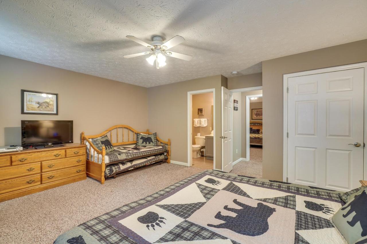 Gatlinburg Vacation Rental Balcony With Hot Tub! Екстер'єр фото