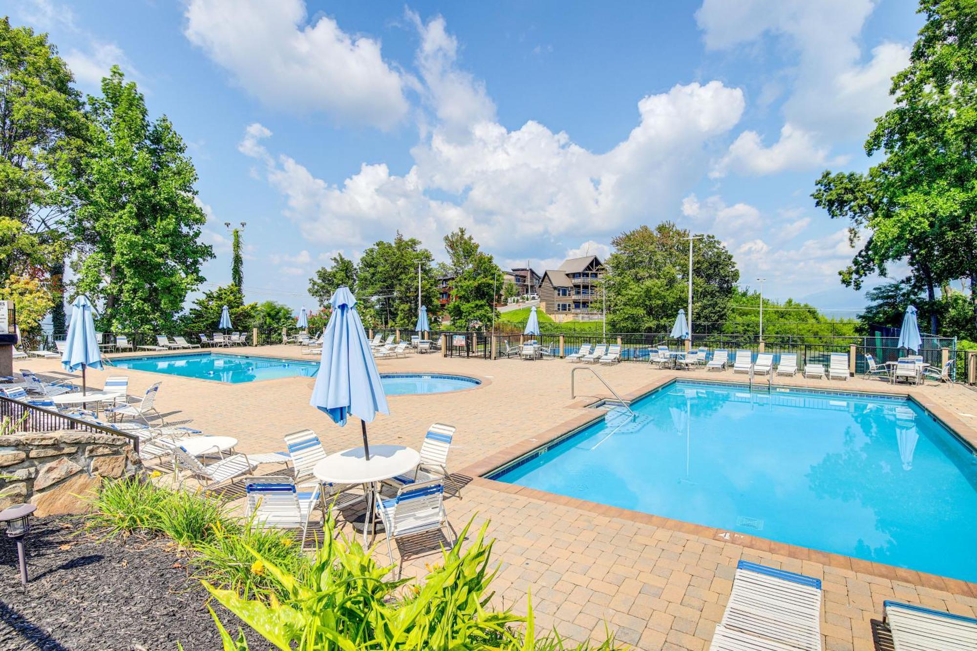 Gatlinburg Vacation Rental Balcony With Hot Tub! Екстер'єр фото